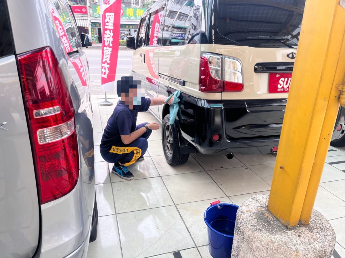 ▲阿督汽車店提供工作機會，協助身障學生校外實習體驗，讓其逐步建立從實習培育到「穩定就業的支持機制，讓弱勢族群能在職場中找到發揮所長的舞台。（圖/樹德科技大學提供）