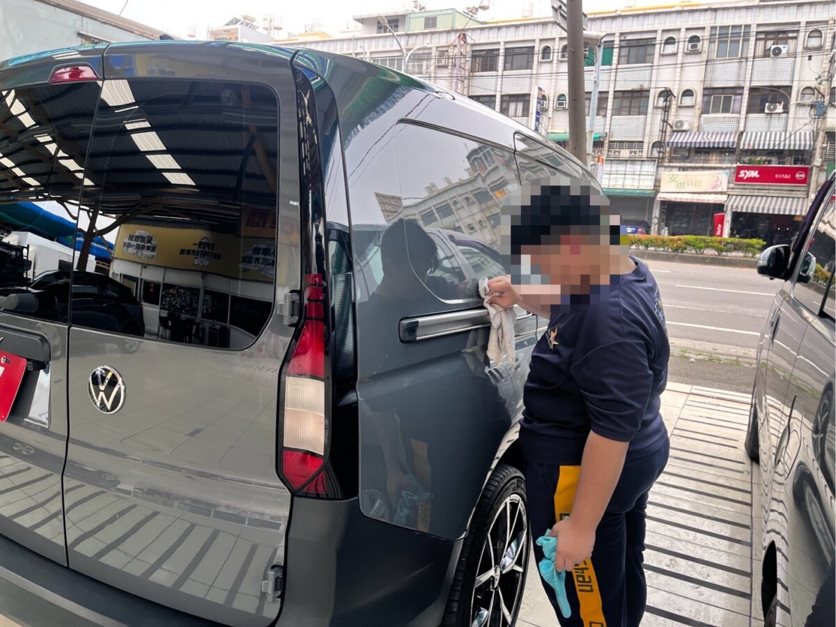 ▲阿督汽車店提供工作機會，協助身障學生校外實習體驗，讓其逐步建立從實習培育到「穩定就業的支持機制，讓弱勢族群能在職場中找到發揮所長的舞台。（圖/樹德科技大學提供）