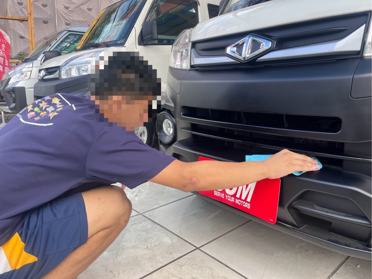 ▲阿督汽車店提供工作機會，協助身障學生校外實習體驗，讓其逐步建立從實習培育到「穩定就業的支持機制，讓弱勢族群能在職場中找到發揮所長的舞台。（圖/樹德科技大學提供）