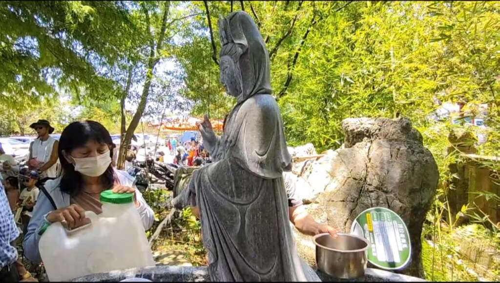▲彰化縣社頭鄉清水岩寺「甘露泉」於今天上午吸引近600名民眾提著水桶、水瓶排隊取水。（圖／記者林明佑翻攝）