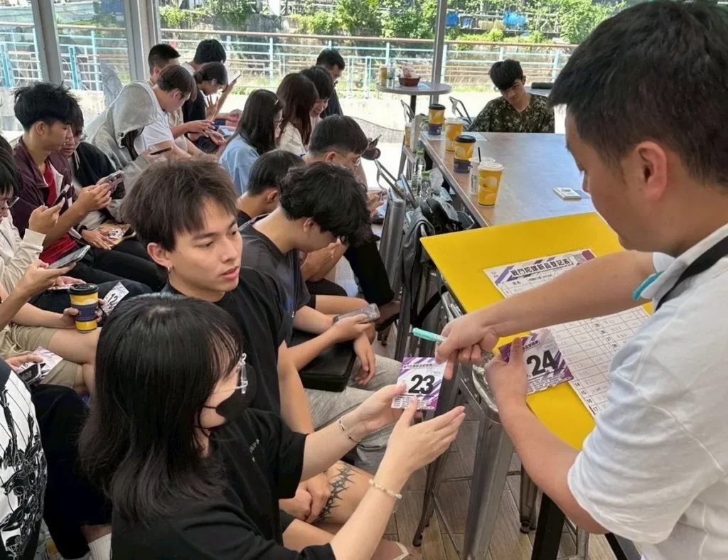 萊爾富希望透過完善的販售流程以及發放號碼牌,讓每位熱愛戰鬥陀螺的玩家都能擁有公平購買機會,享受收藏與對戰樂趣。