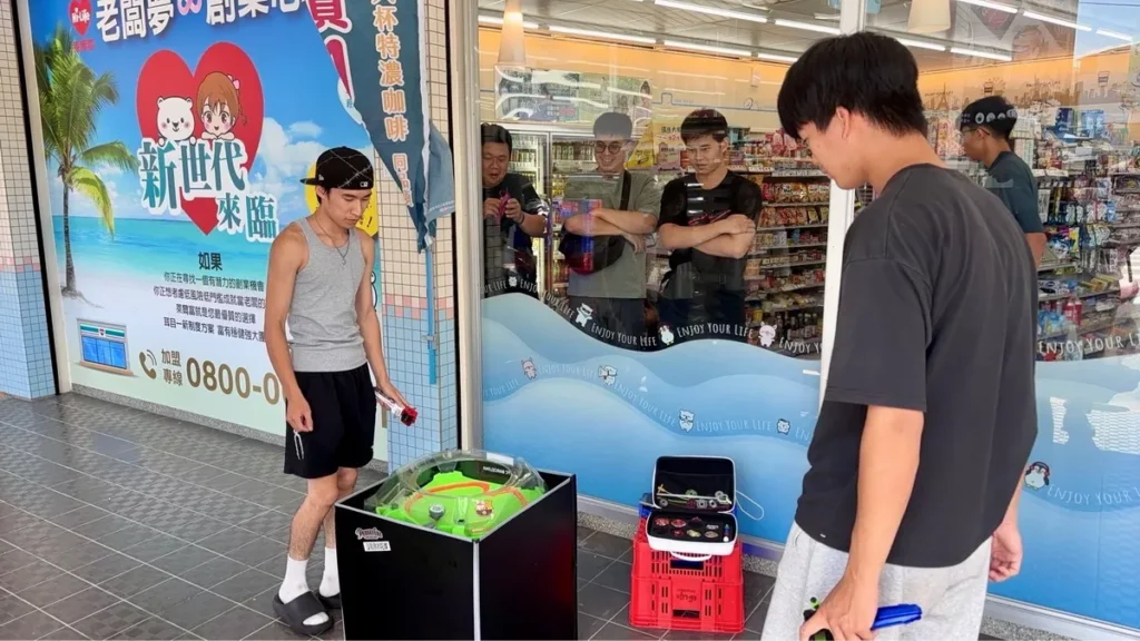 不少玩家也趁著等待時間彼此交流收藏心得、分享陀螺改裝配置,甚至直接拿出戰鬥陀螺現場對戰,讓萊爾富瞬間化身小型