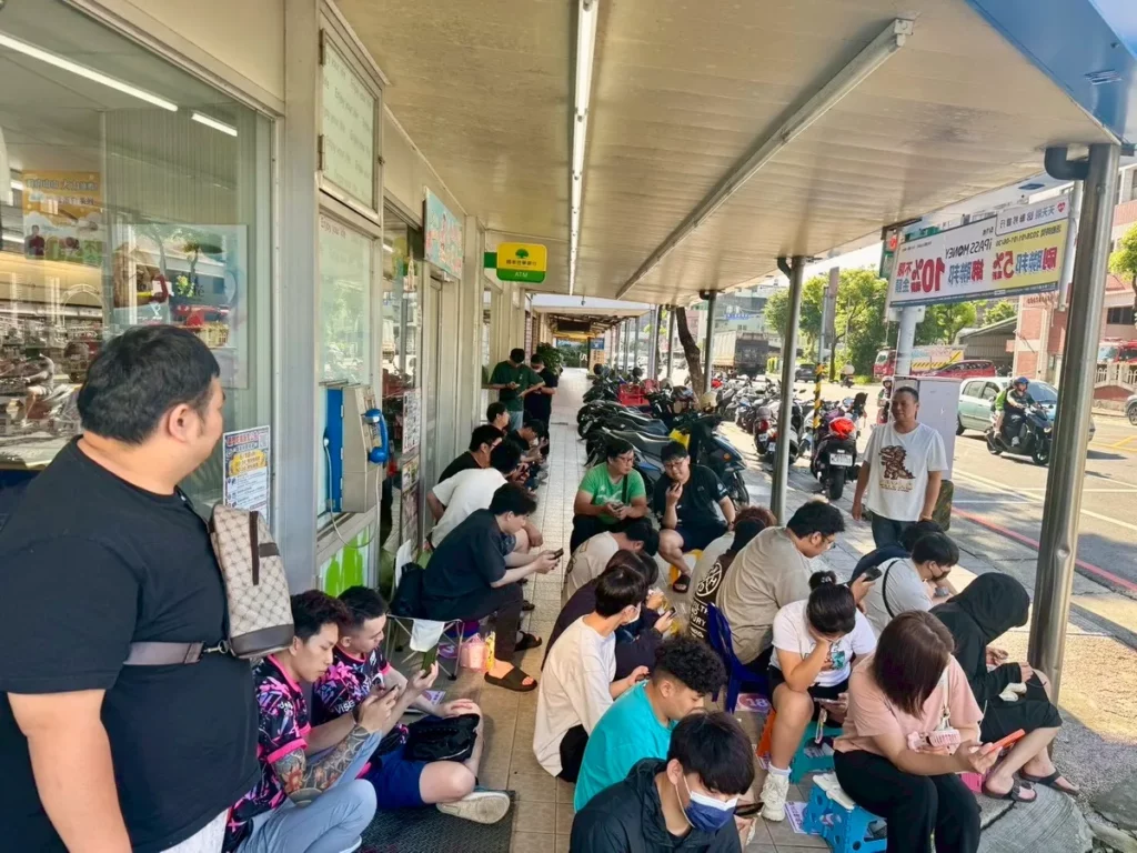 大人比小孩更瘋狂?戰鬥陀螺「文藝復興」再掀搶購熱潮!,吸引大批玩家關注,甚至有民眾徹夜排隊,展現驚人的收藏熱情。