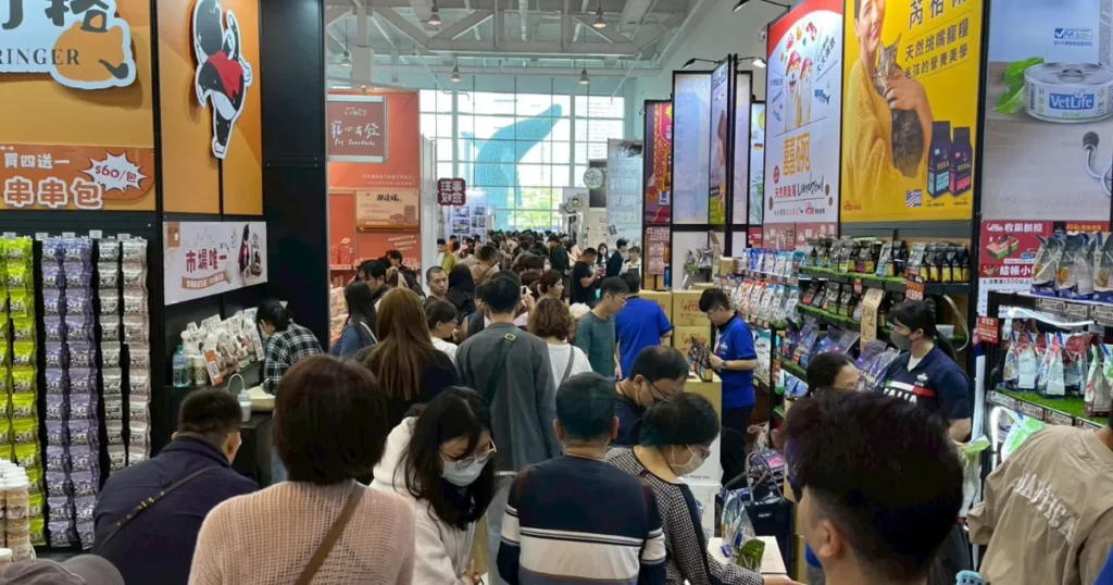 現場匯集食品、保健、服飾、生活用品等，萬件商品一站購足，飼主們把握超佛優惠，滿足毛孩需求，也為自己省荷包。(上聯國際展覽提供)
