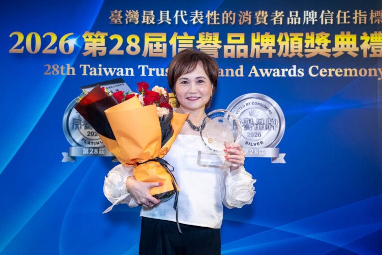 沈春華榮獲「最受信賴廣播節目主持人」，近年與女兒攜手主持廣播節目，以跨世代觀點交流獲得聽眾喜愛與肯定。(圖/臺灣信譽品牌協會 提供)