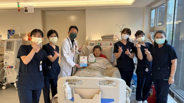 特別致贈葉曙慶院長新書，陪伴您與家人平安健康，共度美好的端午佳節。(圖/醫願診所 提供)
