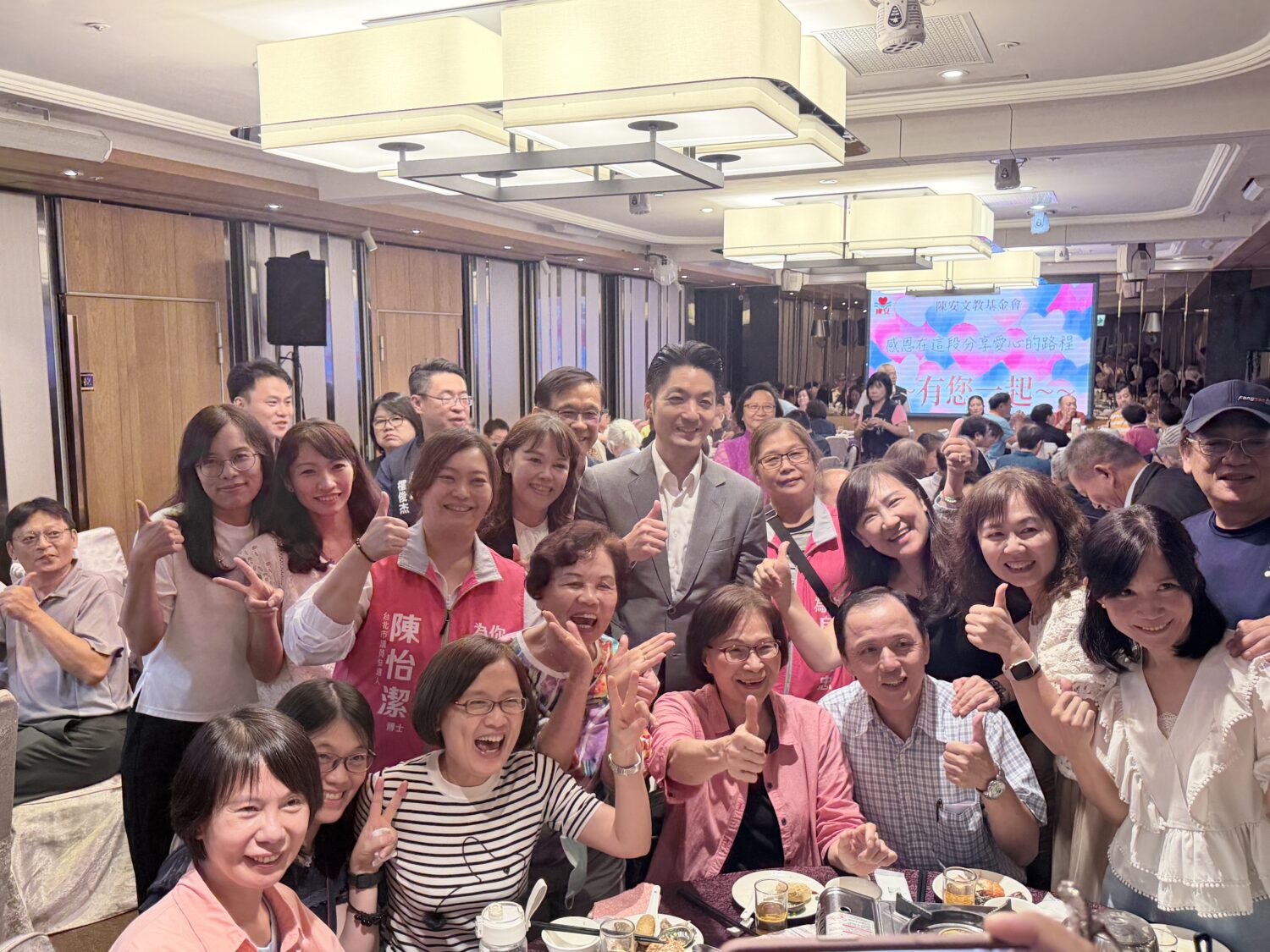 台北市長蔣萬安親自出席「陳安文教基金會」43周年慶。(圖／記者翻攝)