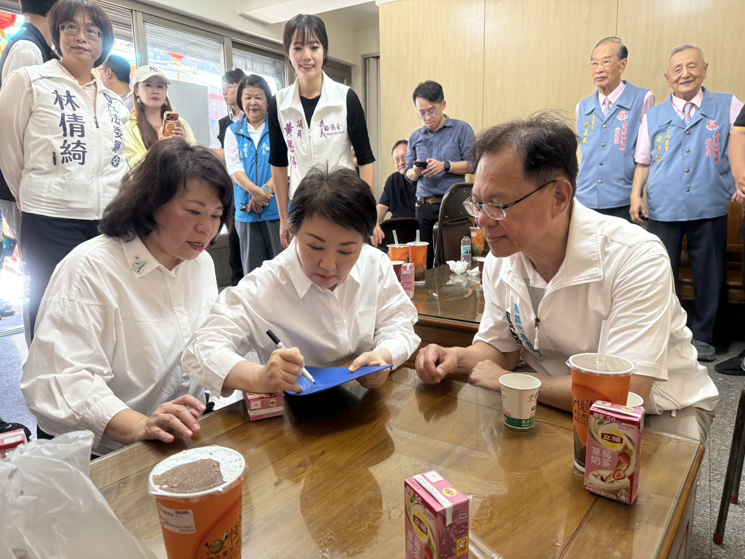 盧秀燕、黃敏惠雙「媽媽市長」合體和張啓楷框，活動現場氣氛熱絡。(記者翻攝)