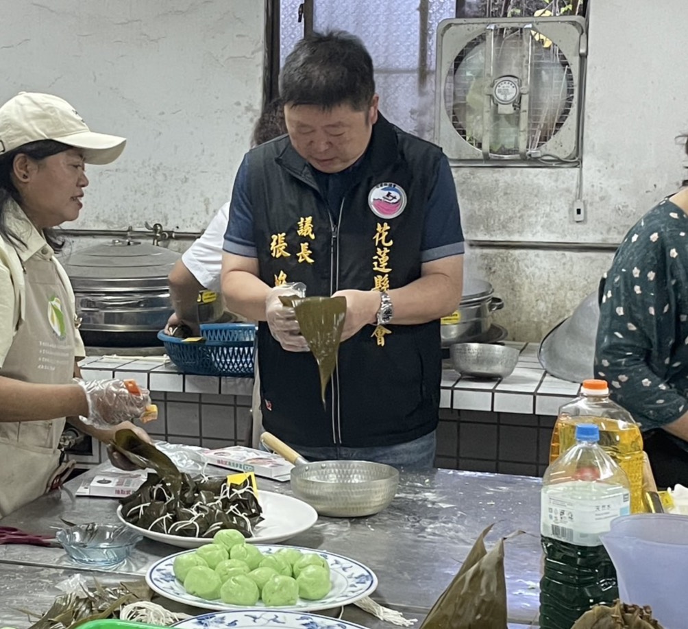 張峻(中)親自體驗製作香蘭椰絲糯米甜粽。(圖/記者 趙靜姸翻攝)