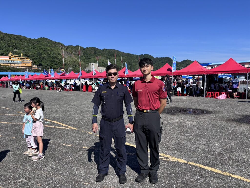 警方共襄盛舉龍舟比賽,並於現場反詐宣導。(圖/記者薛秀蓮 翻攝)