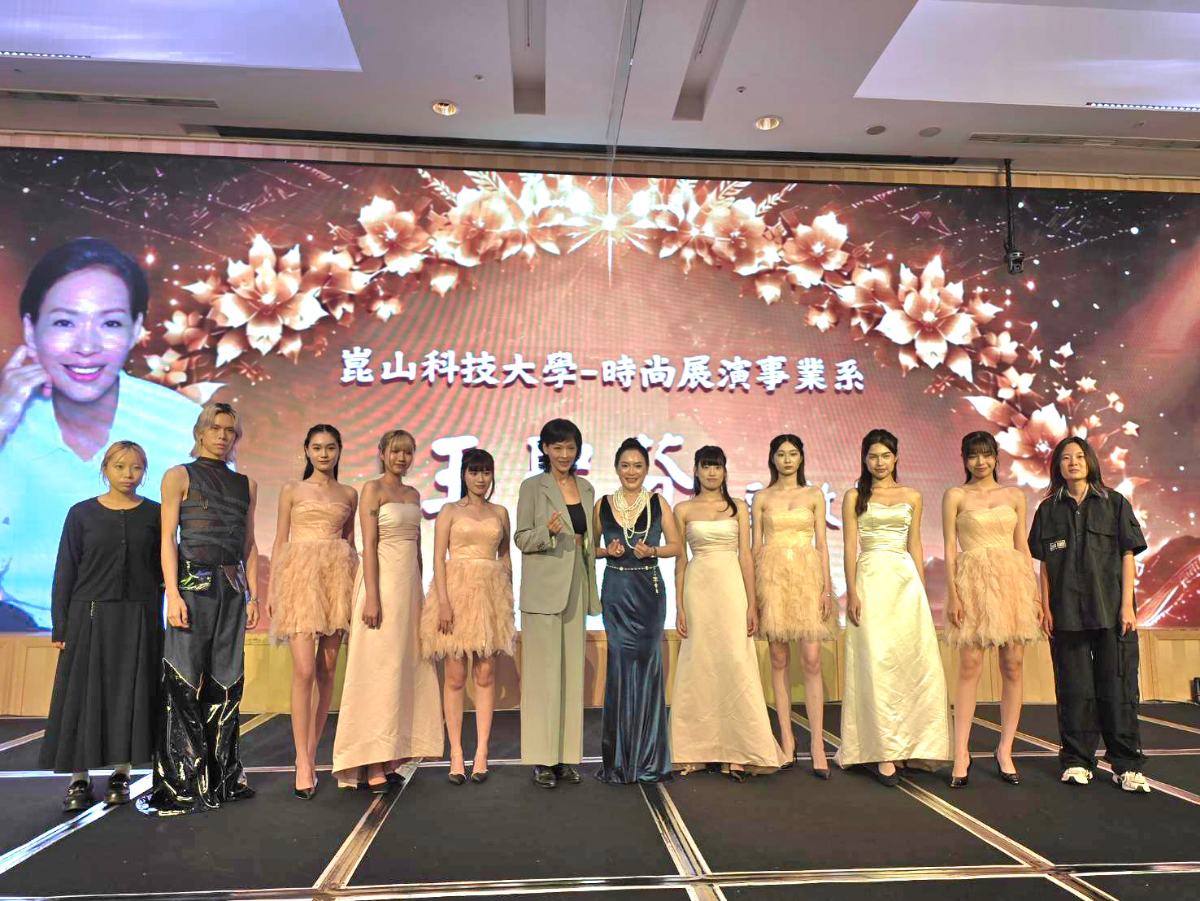▲鎮海獅子會授證四週年暨會長交接典禮首度攜手崑山科技大學時尚展演事業系合作，由系主任王聖芬（中左）率領學生模特兒展演原創服裝，南秀圓（中右）共同登台謝幕，以時尚展演結合公益精神，展現教育與社會服務跨界合作新能量。