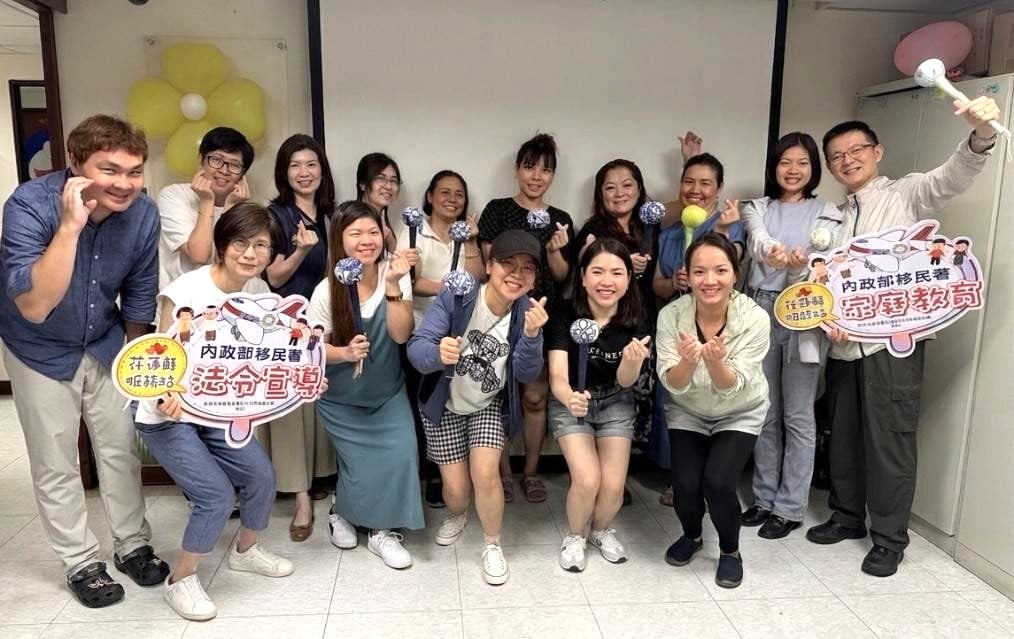▲端午佳節期間，移民署花蓮縣服務站邀請新住民體驗艾草手槌棒製作，學員開心展示作品，透過手作課程認識臺灣傳統節慶文化，增進家庭健康與生活適應能力。