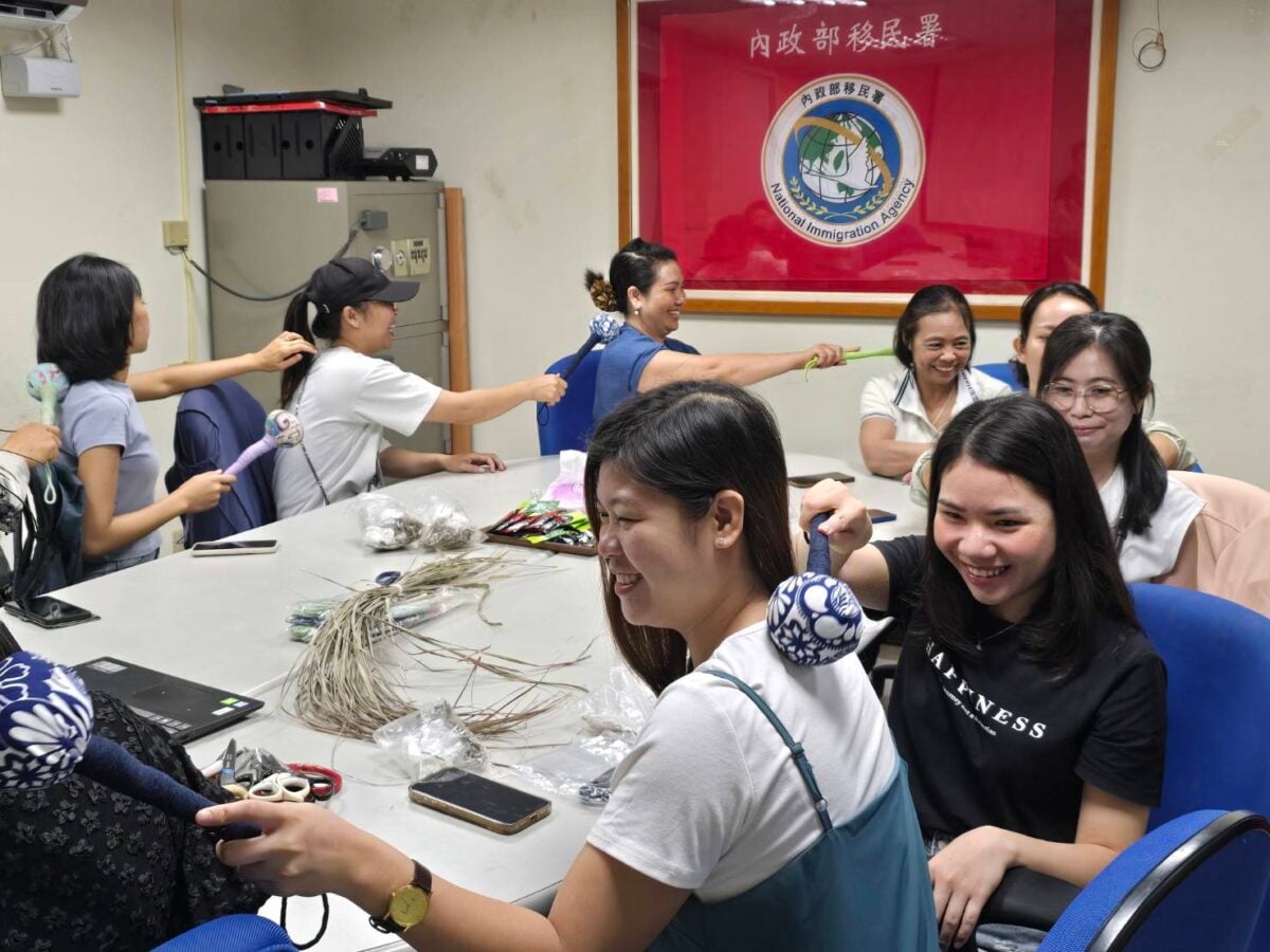 ▲移民署花蓮縣服務站透過艾草槌棒體驗課程，促進新住民朋友交流互動，在歡笑聲中建立情誼。