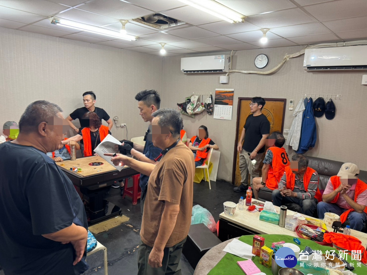 中壢警雷霆除暴查獲職業賭場16人。