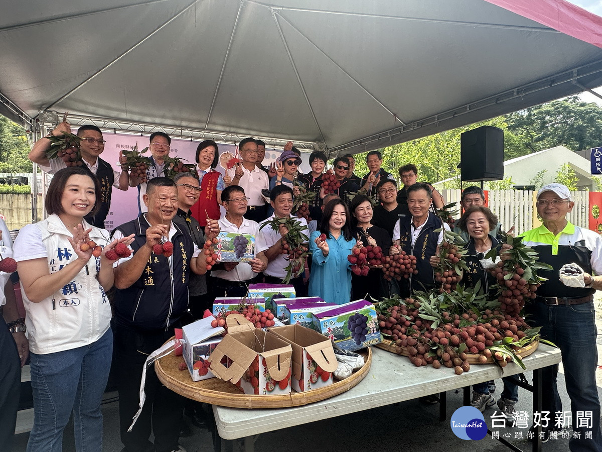 馬立委簡鎮長與多位議員里長等推薦平林葡萄荔枝。（記者扶小萍攝）