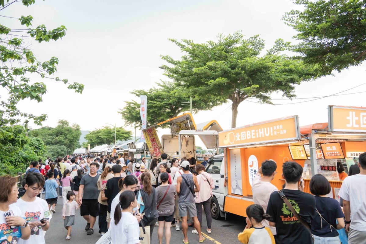 ▲設置特色美食市集，集結各式在地小吃與特色攤位。(圖/記者顏淑娟翻攝)