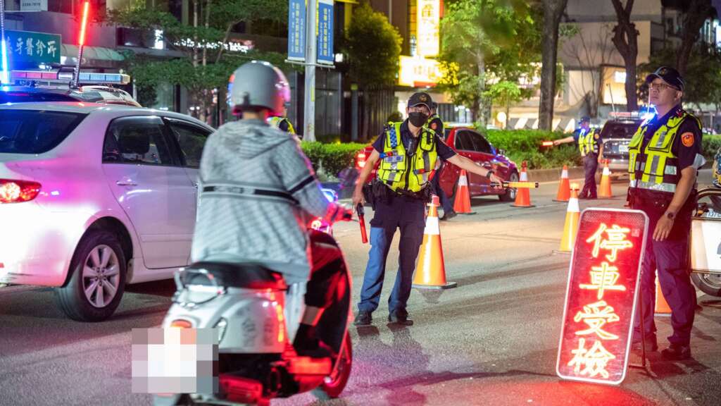 ▲全國同步擴大取締毒駕專案勤務，中市警整合各單位優勢警力，針對轄內重要聯外道路、易發生毒品犯罪熱點及夜店、KTV等娛樂場所周邊，撒下天羅地網，絕不讓毒駕者有任何可趁之機。（圖／台中警方提供）