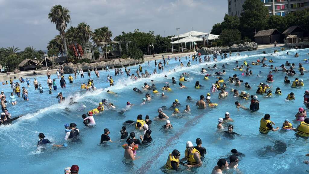 ▲端午連假迎來久違晴朗天氣，台中麗寶樂園渡假區一早便湧現大批遊客，其中馬拉灣水樂園更吸引許多親子戲水消暑。（圖／麗寶樂園提供）