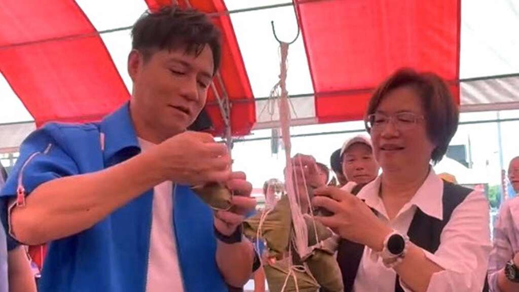▲包肉粽尬創意拚手藝，鹿港慶端陽包粽神手爭霸賽地藏王廟開戰，彰化縣長王惠美與在地藝人陳隨意到場與民眾同樂。（圖／彰化縣政府提供）