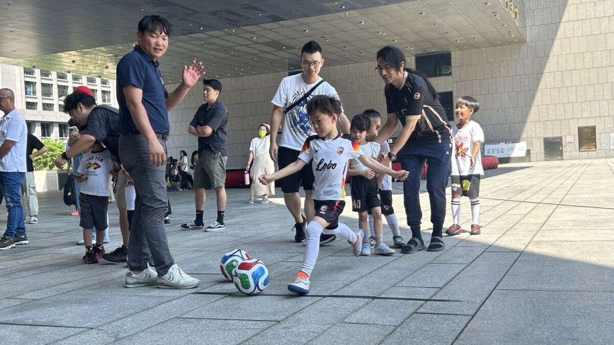 台中瘋世足！捷運市政府站足球打卡區亮相
