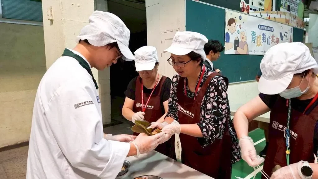 開平餐飲「青銀數位共學計畫」因應節慶主題並結合教學特色，讓學生與長者透過北部粽實作與成果發表共學成長。