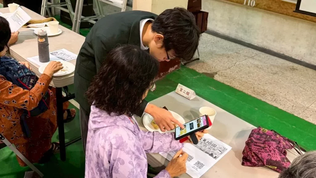 開平餐飲進修推廣部學生秉持「陪伴而不代替」的原則，引導長者認識AI生活應用，讓其逐步建立數位自信。