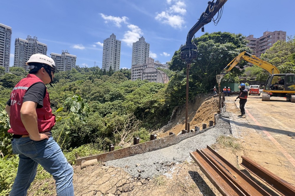 新店新坡一街建築物監測安全無虞　朱惕之：邊坡搶修預計明日完成 185