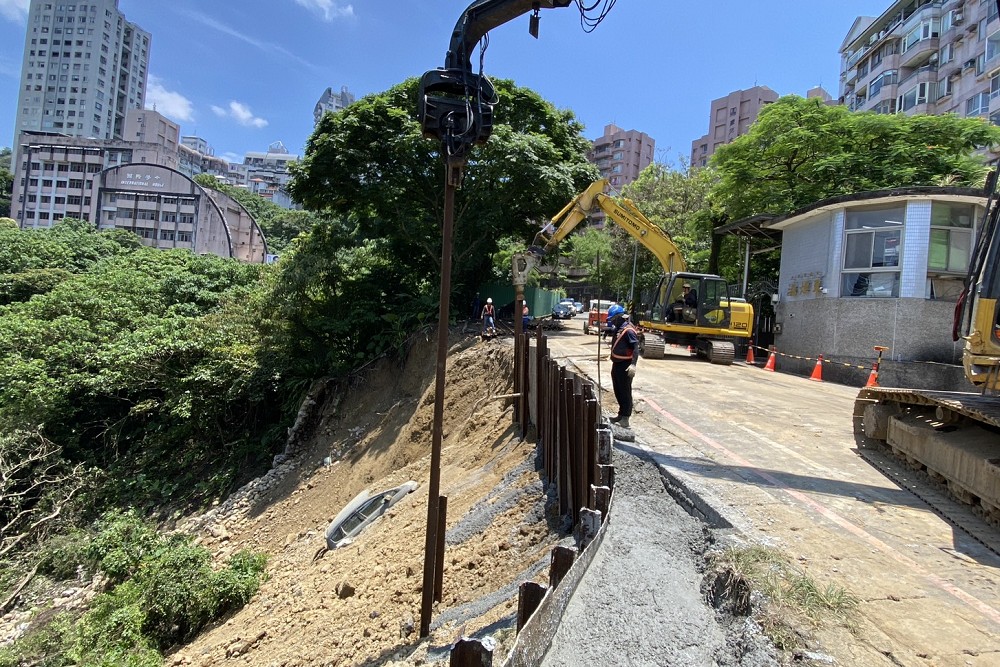 新店新坡一街建築物監測安全無虞　朱惕之：邊坡搶修預計明日完成 191