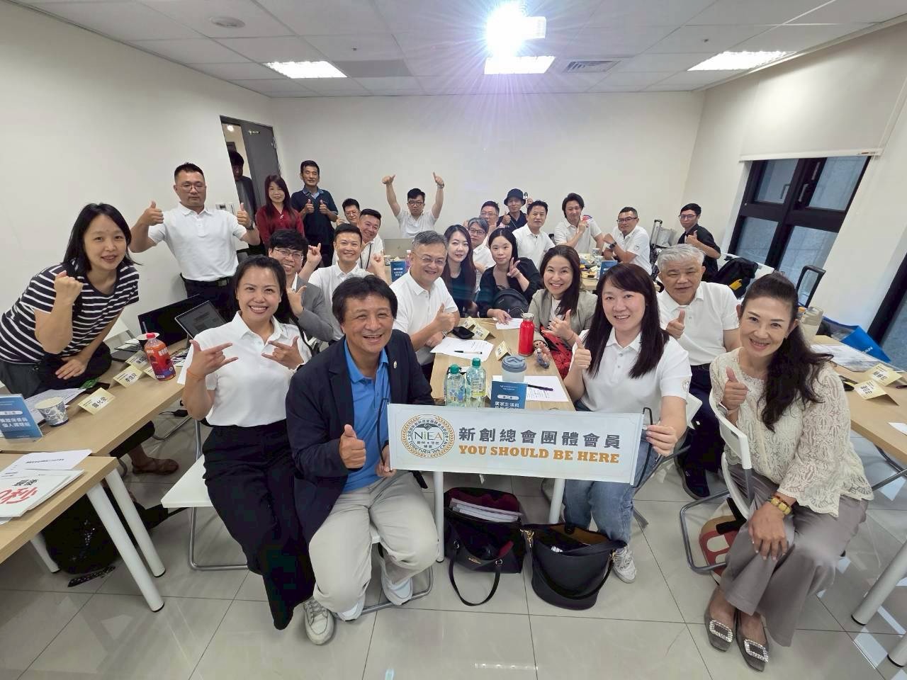 「品牌產業小聯盟」正式成立，與會企業團隊共同合影留念，象徵跨界合作正式啟動。（圖/新創總會提供）