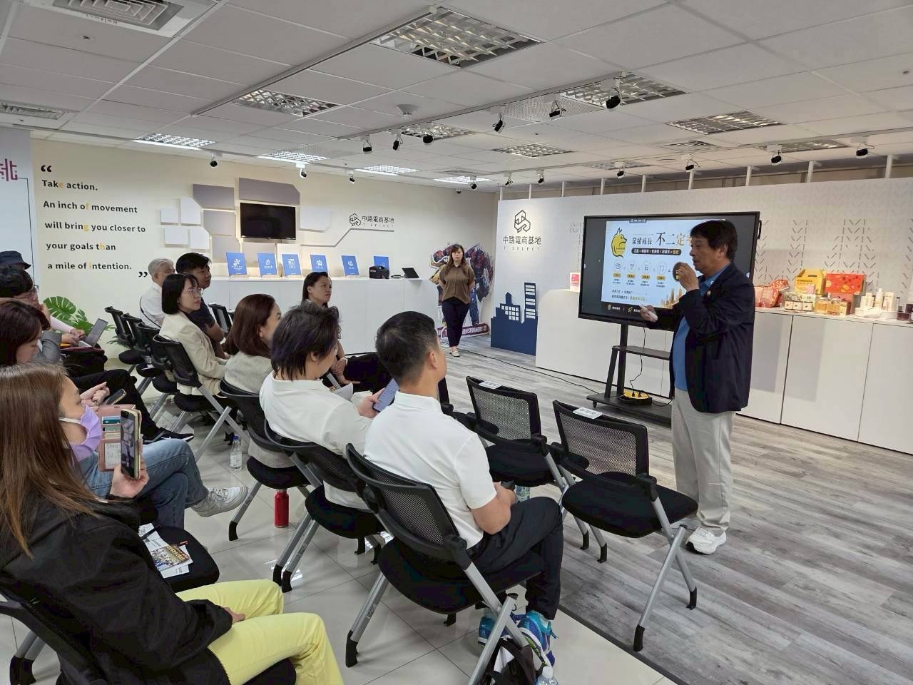 創業楷模周青麟老師以「電子商務商業模式與品牌成長策略」為題進行專題分享，引導企業掌握數位轉型與品牌成長關鍵。（圖/新創總會提供）