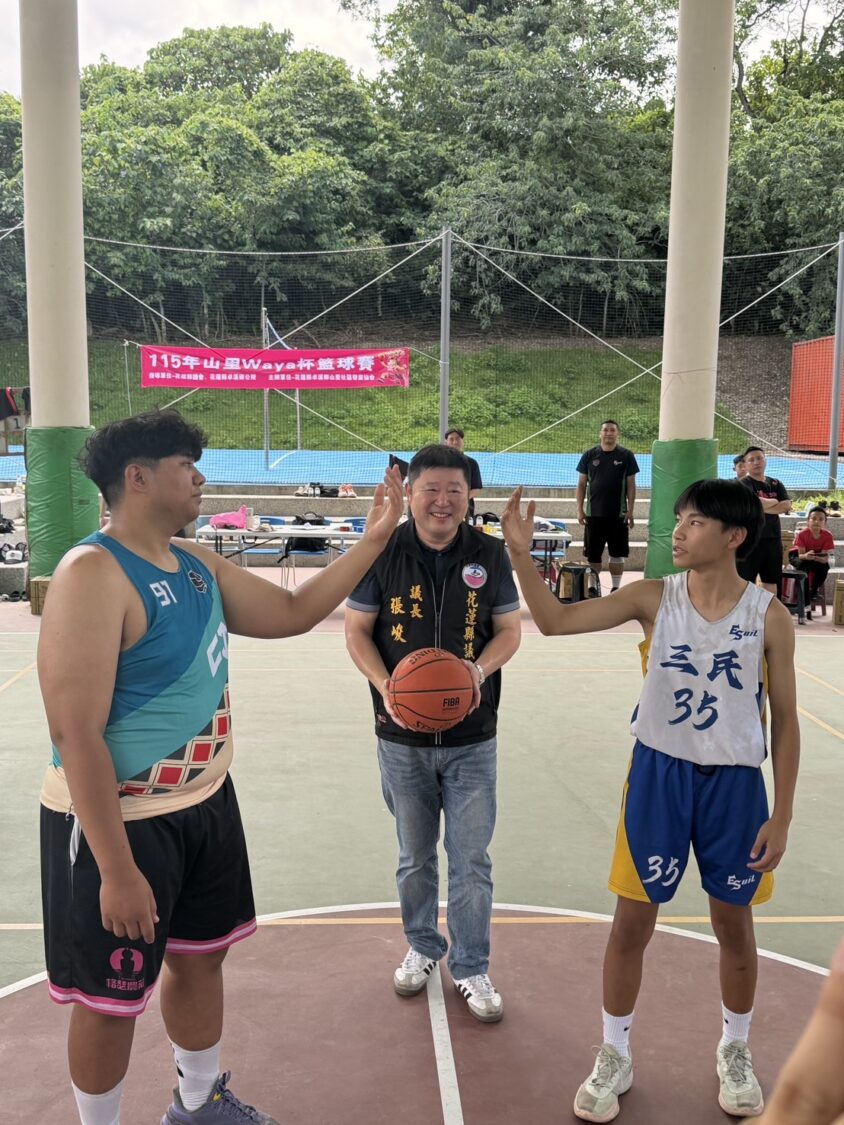 張峻（中）為籃球比賽的選手開球。（圖／記者 趙靜姸翻攝）