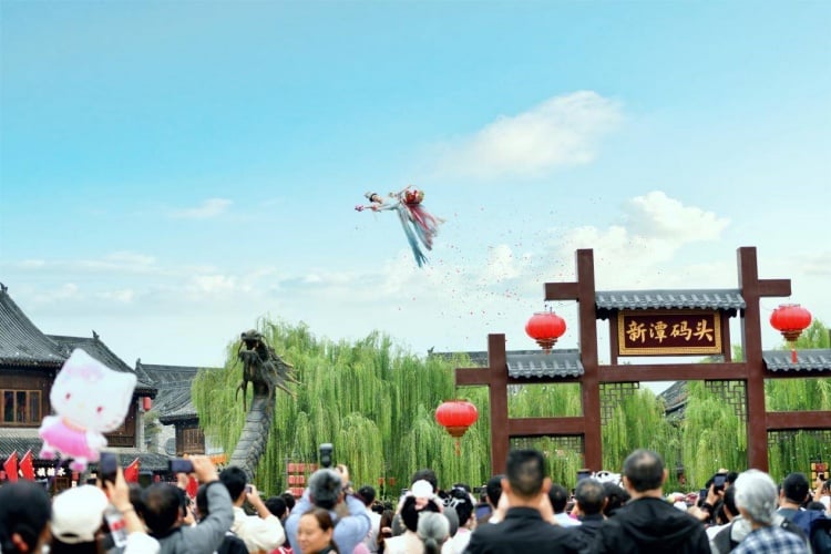 ▲宣傳片中，漫天花瓣淩空飄落，翩躚起舞的古裝演繹搭配古城青磚黛瓦、碧水亭台，將獨屬於洛陽的東方浪漫與盛唐雅致完美呈現。