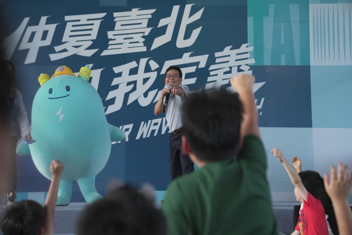 ▲台電副總經理陳銘樹與可愛的節電吉祥物「電寶」也來到大會主舞台共襄盛舉，與現場民眾進行趣味節電問答。