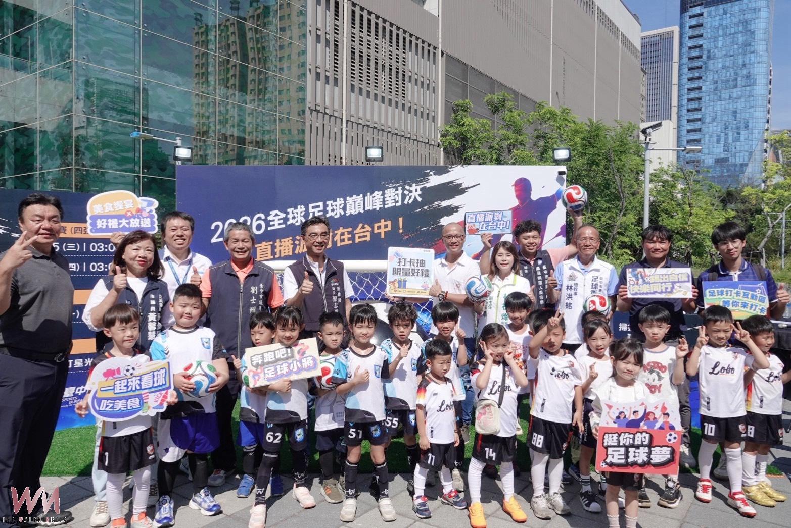 台中瘋世足！捷運市政府站足球打卡區亮相　7月直播派對熱血登場