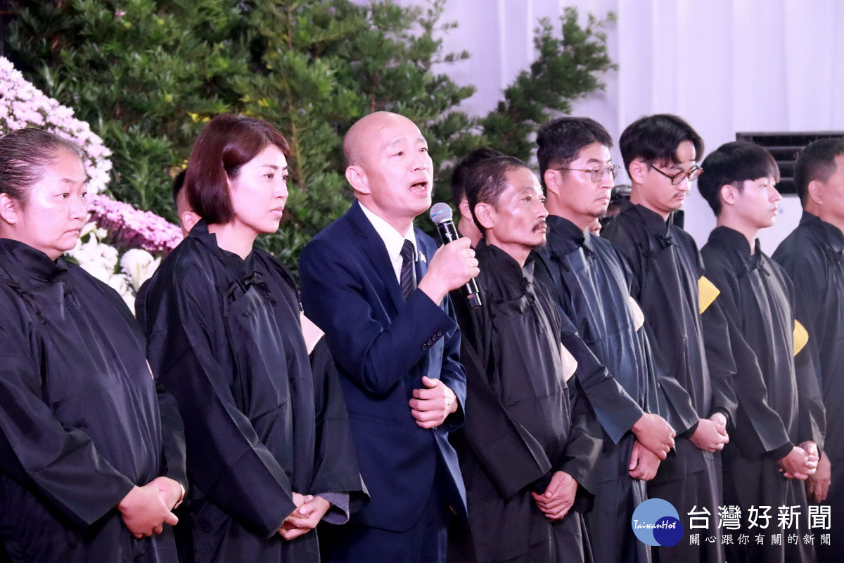 韓國瑜院長代表家屬致詞推崇許天送講義與情。（記者扶小萍攝）