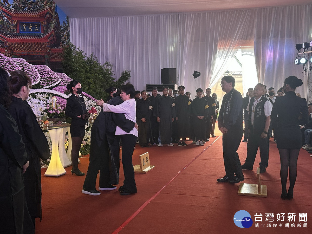 盧秀燕市長上前給許淑華一個擁抱。（記者扶小萍攝）