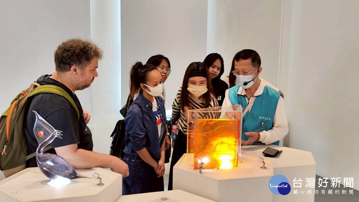分組參觀玻工館常設展，聆聽全英語導覽。