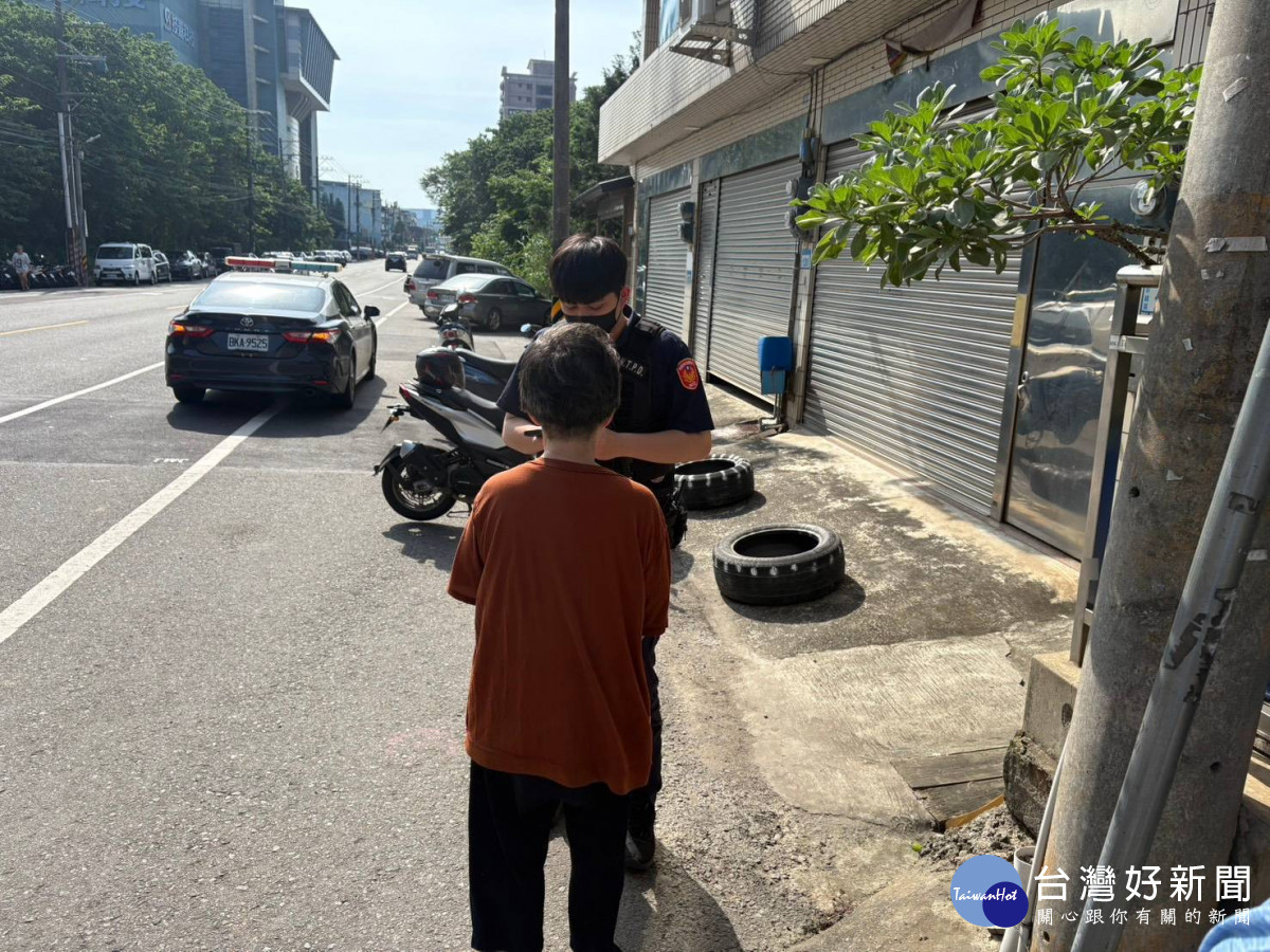 老婦迷途跌坐路中，平鎮警科技偵查助返家。