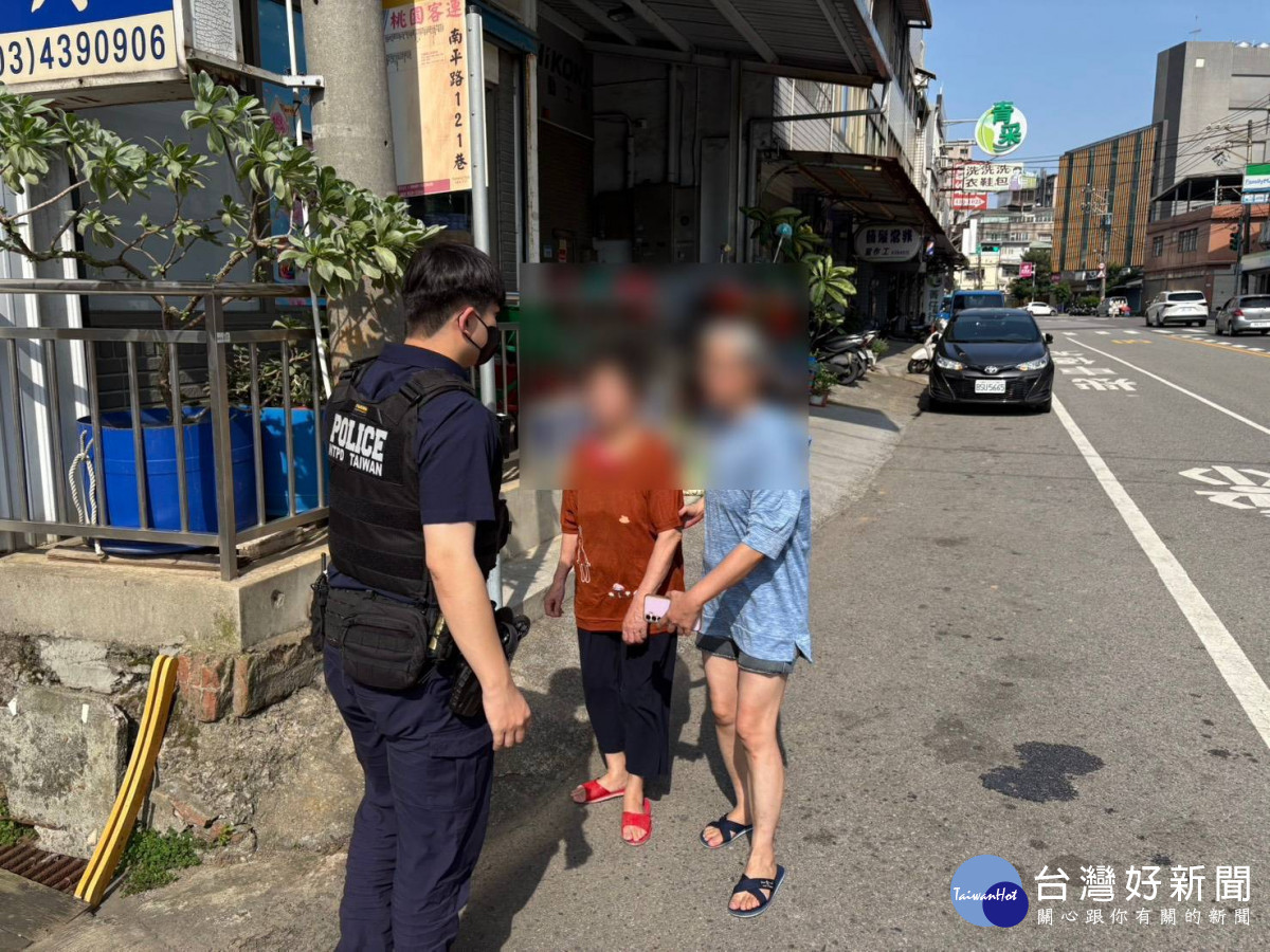 老婦迷途跌坐路中，平鎮警科技偵查助返家。
