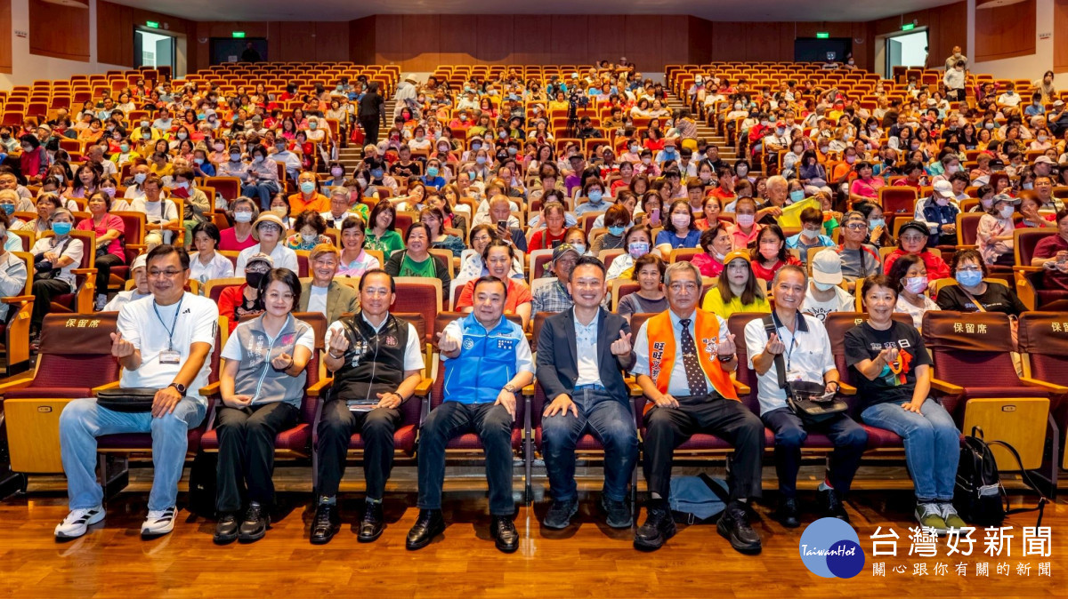 桃園市副市長蘇俊賓出席「《讓奉獻成為一種榮耀》公益演唱會」大合影。