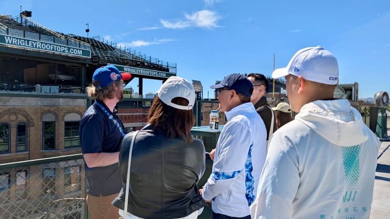 《圖說》侯友宜市長聽取Wrigley Field（瑞格利球場）簡介。〈新聞局提供〉