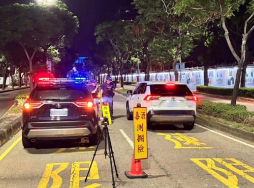 警方夜間執行毒駕攔檢勤務，路口設置檢查點，員警攔查汽機車並使用毒品快篩設備。(圖/高雄市政府警察局提供)