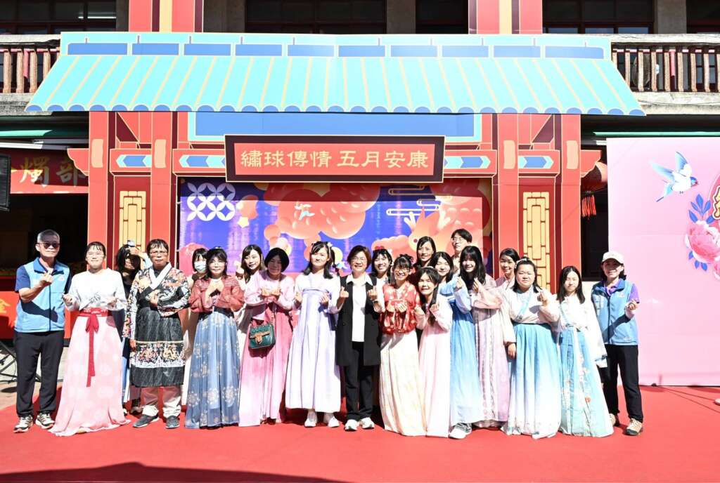▲在縣定古蹟鹿港鎮新祖宮舉辦「繡球傳情‧五月安康」端午古禮體驗活動大合照。（圖／彰化縣政府提供）