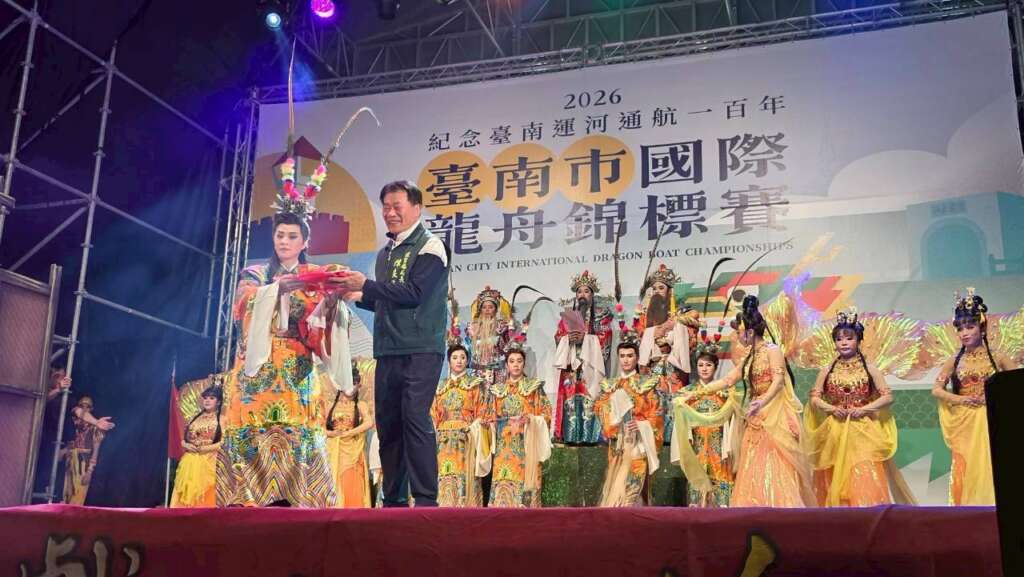 ▲體育局陳良乾局長致贈紀念品感謝明華園戲劇總團熱情演出。