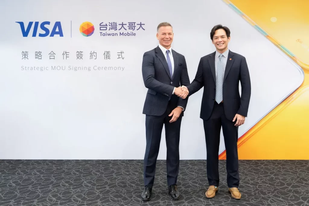 全球領先的數位支付公司 Visa 宣佈，與台灣大哥大簽署策略合作備忘錄（MOU），啟動全台首個電信產業 AI 商務試點。（由左至右：Visa 亞太區總裁康軒誠、台灣大哥大總經理林之晨）