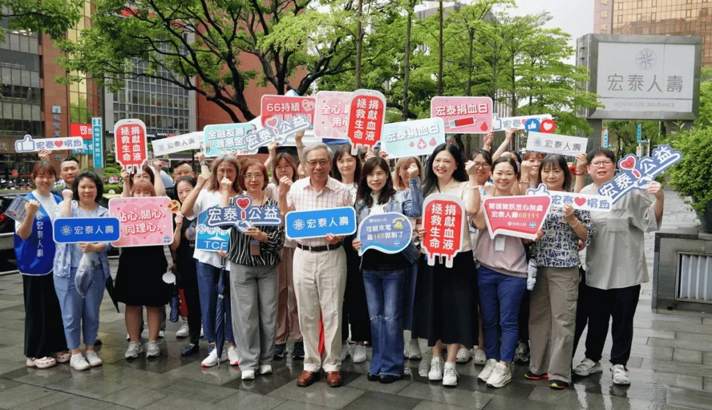 宏泰人壽董事長李啓賢、高階主管及員工不畏風雨，熱情參與捐血活動。