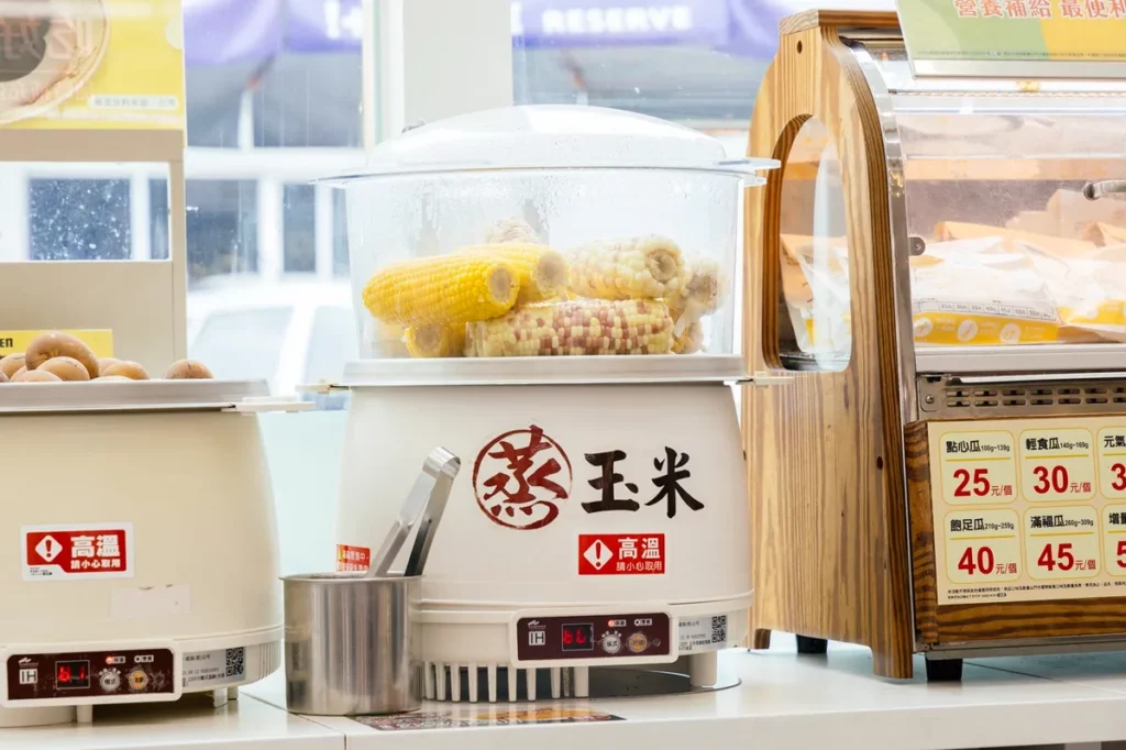 7-ELEVEN擴大於熱食自助區結合在地契作農產，引進蒸玉米、蒸地瓜等原型食物於超過2500店販售