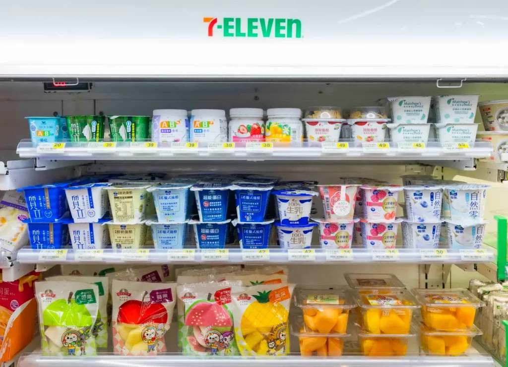 7-ELEVEN也發現優格是冷藏商品中業績攀升最快的品類，7-ELEVEN販售逾10種優格選擇，可滿足兒童、青壯年以及中高齡族群全齡需求
