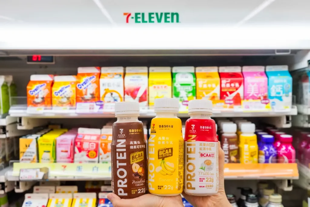 觀察近三年7-ELEVEN冷藏飲料乳品、豆漿、蛋白飲等商品占比和業績均達到雙位數成長，7-ELEVEN積極開發獨家差異化商品