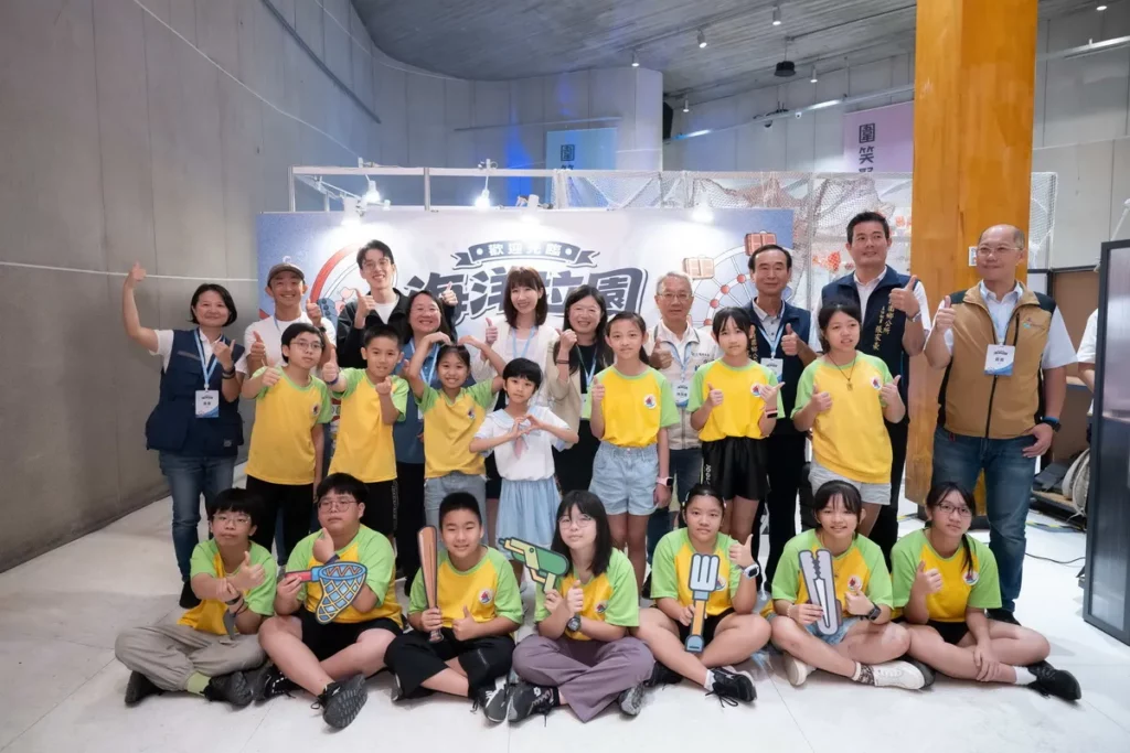 太古可口可樂實踐回饋地方承諾！See the unSEAn 海廢轉生產品正式落地壯圍，更攜手各方夥伴打造《海洋垃園》環境教育展，在地公館國小成首批訪客（太古可口可樂提供）